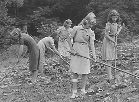1942 Gardening 04
