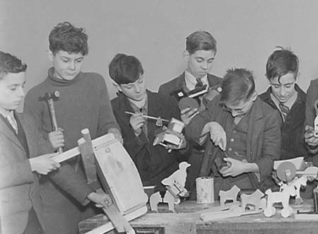 1944 Toymaking 03