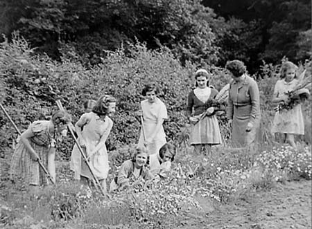 1946 Gardening 03