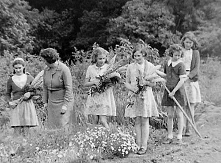 1946 Gardening 04