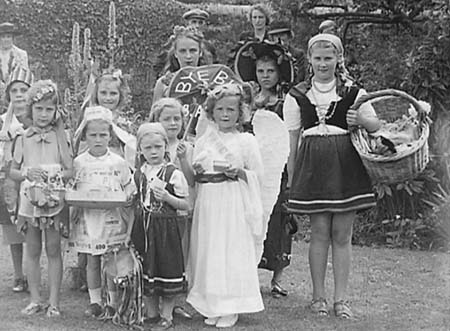 1945 Fancy Dress 02