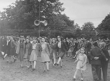 1945 Dancing 10