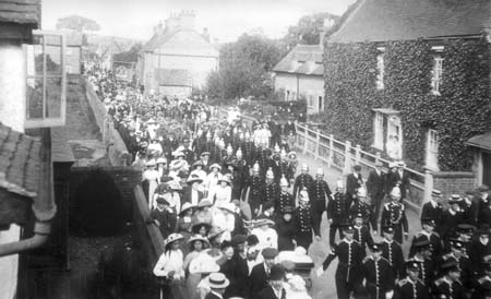 1915 Parade 01