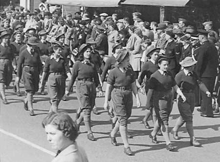 Parade 04 1943