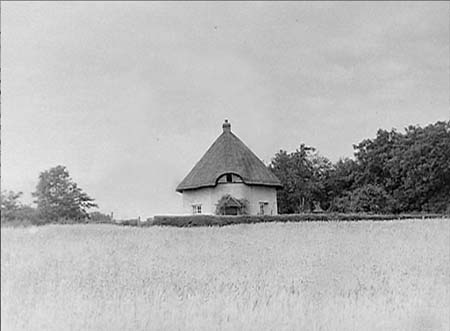 1948 Round Cottage 01