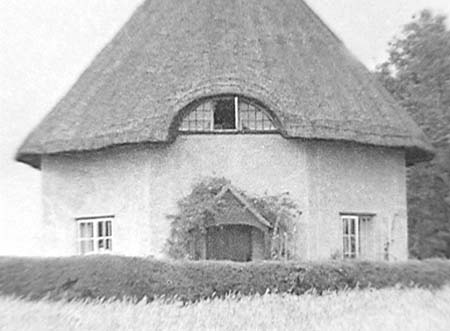 1948 Round Cottage 03