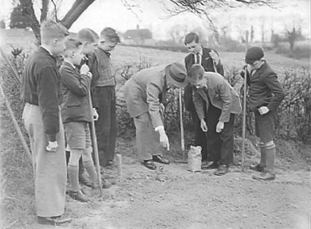 1940 Boy Gardeners 01