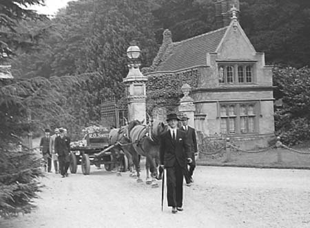 1940 Big Funeral 04