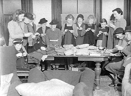 1940 Knitting Group 01