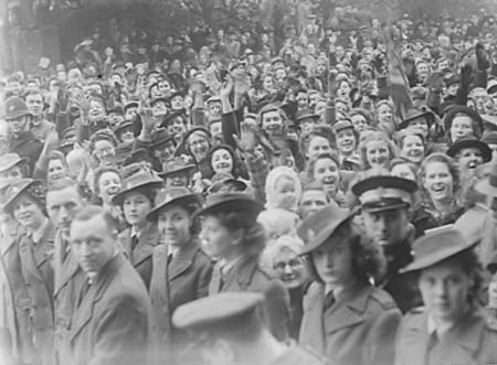 1946 43 Crowds