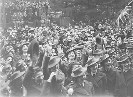 1946 45 Crowds