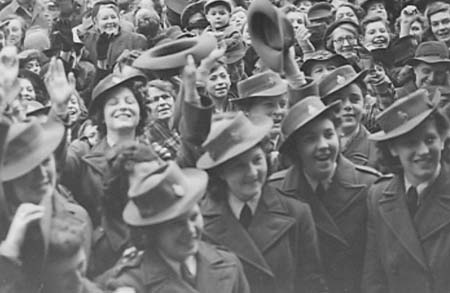 1946 46 Crowds