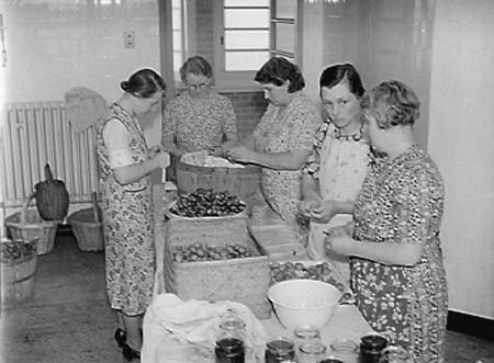 1940 WI Jam Making  01