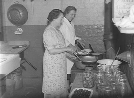 1940 WI Jam Making  07