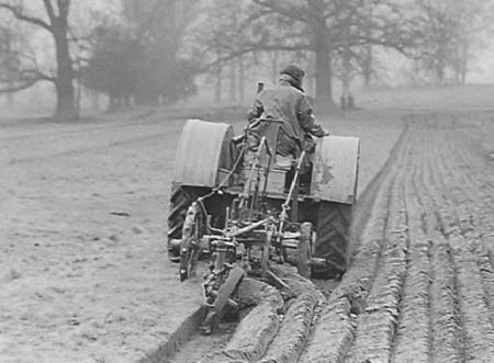 1942 Ploughing Display 02