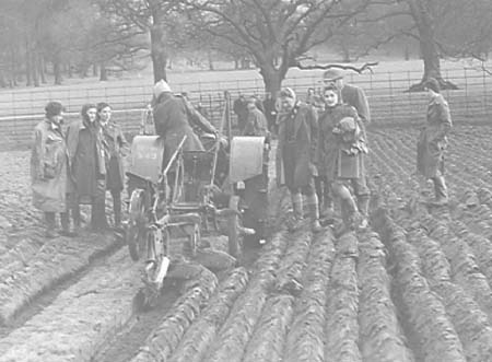 1943 Ploughing Display 01
